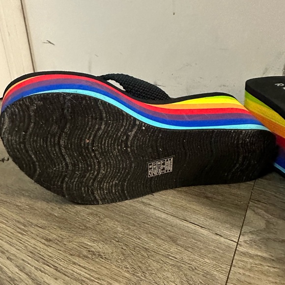 Rocketdog rainbow platform flip flops - Picture 3 of 4